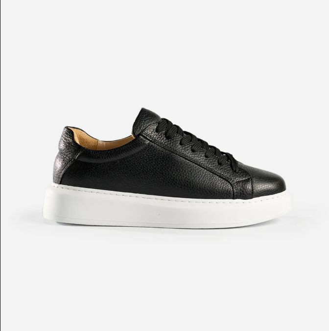 Кеды черные кожаные на белой подошве